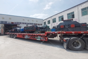 1200*1200雙齒輥破碎機，兩臺900*900軌道移動雙齒輥破碎機發(fā)往云南