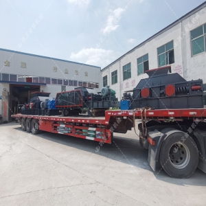 1200*1200雙齒輥破碎機(jī)，兩臺(tái)900*900軌道移動(dòng)雙齒輥破碎機(jī)發(fā)往云南