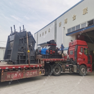 1000*700液壓對輥制砂機(jī)，1210反擊破發(fā)往四川