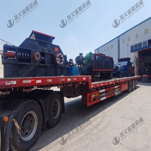 1200*1200雙齒輥破碎機(jī)，兩臺(tái)900*900軌道移動(dòng)雙齒輥破碎機(jī)發(fā)往云南