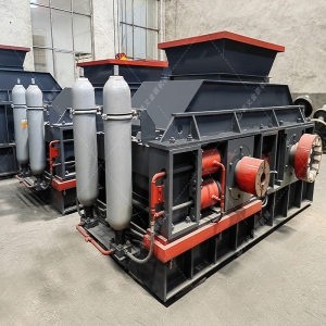 中型無篩底雙級(jí)粉碎機(jī)設(shè)備發(fā)貨圖片