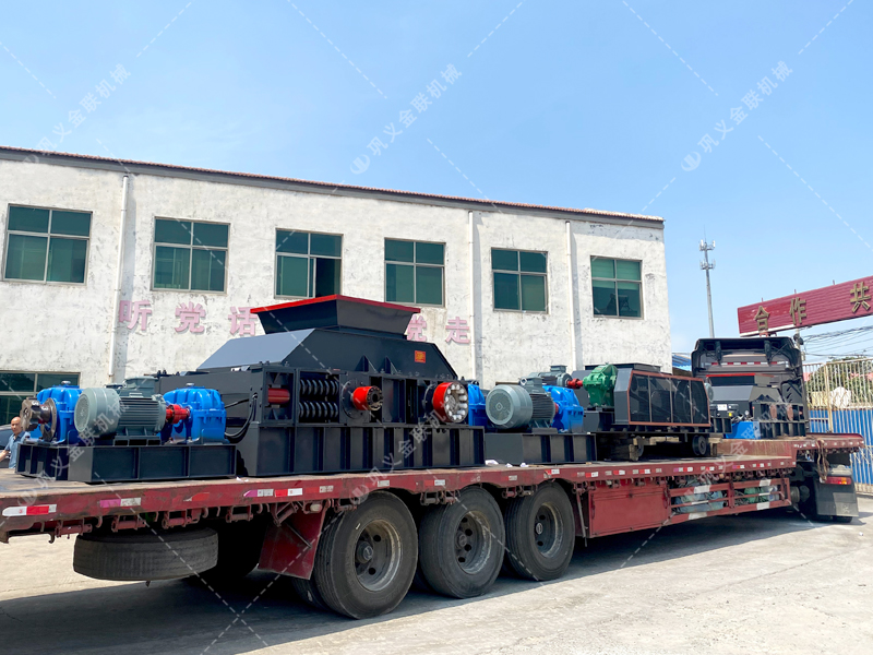 1200*1200雙齒輥破碎機，兩臺900*900軌道移動雙齒輥破碎機發往云南