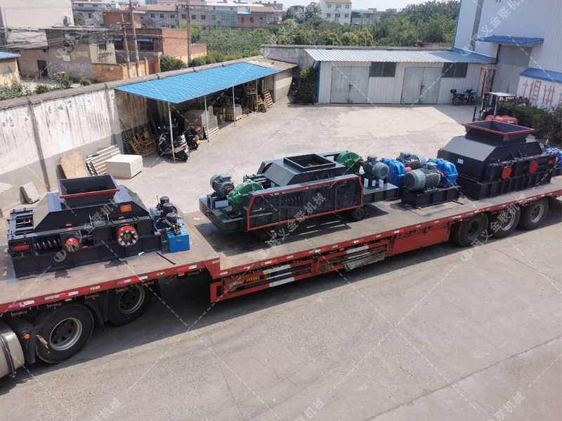 1200*1200雙齒輥破碎機，兩臺900*900軌道移動雙齒輥破碎機發往云南