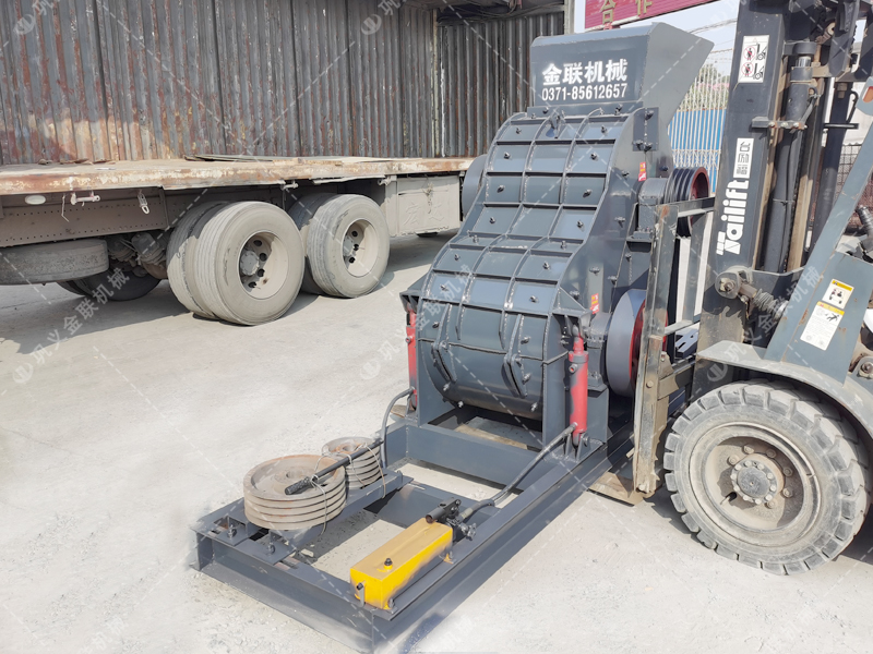 無篩底雙級破碎機(jī)發(fā)貨 中型破碎機(jī)發(fā)往云南