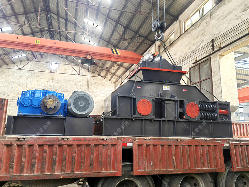 1200x800型半自動(dòng)液壓對輥制砂機(jī)設(shè)備發(fā)貨圖片