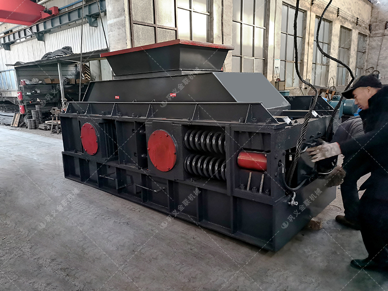 半自動對輥破碎機(jī)發(fā)貨 中大型破碎機(jī)發(fā)往甘肅