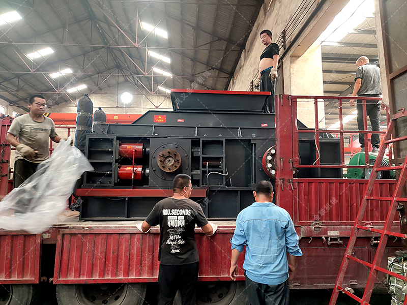 2PG1208大型液壓對輥制砂機發往河北邯鄲