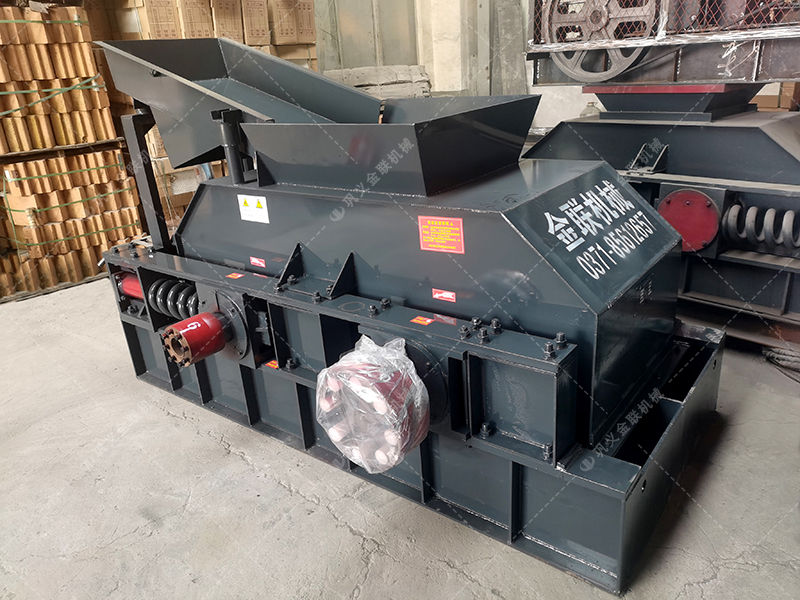 對輥式鵝卵石制砂機發往貴州貴陽