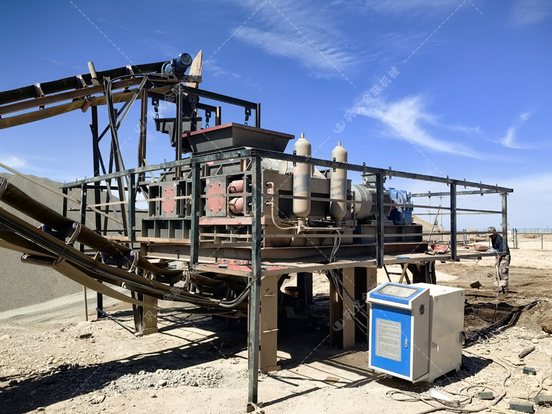 河南液壓對輥制砂機報價，碎石機生產(chǎn)廠家哪里有？