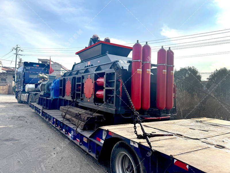 時(shí)產(chǎn)120噸液壓對(duì)輥制砂機(jī)——打造高能效的生產(chǎn)典范 時(shí)產(chǎn)120噸液壓對(duì)輥制砂機(jī)——打造高能效的生產(chǎn)典范